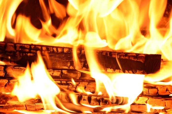 foc de tabara in gradina